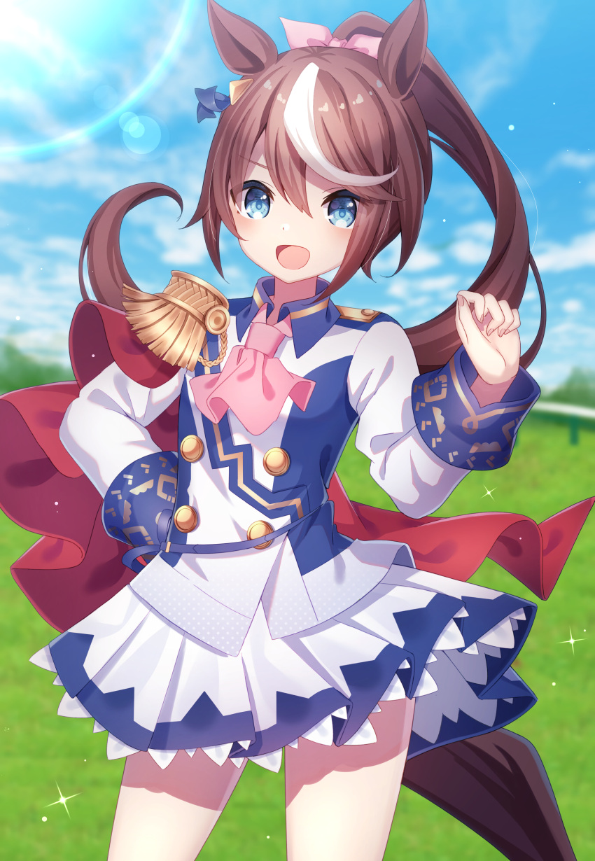 1girl :d absurdres animal_ears ascot bangs blue_eyes blue_sky blurry blurry_background brown_hair clouds day depth_of_field epaulettes eyebrows_visible_through_hair hair_between_eyes hair_ribbon hand_on_hip hand_up high_ponytail highres horse_ears horse_girl horse_tail jacket looking_at_viewer multicolored_hair open_mouth outdoors pink_neckwear pink_ribbon pleated_skirt ponytail ribbon sapphire_(sapphire25252) single_epaulette skirt sky smile solo streaked_hair tail tokai_teio umamusume white_hair white_jacket white_skirt