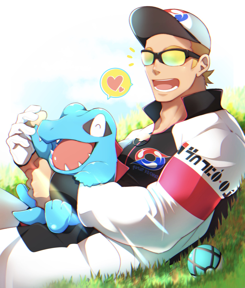 1boy absurdres baseball_cap black-framed_eyewear blonde_hair commentary_request gen_2_pokemon gloves grass hat heart highres holding holding_pokemon jacket kuro_(shiranui) league_staff_(pokemon) long_sleeves male_focus open_mouth poke_ball pokemon pokemon_(creature) pokemon_(game) pokemon_swsh shared_speech_bubble short_hair single_glove smile speech_bubble spoken_heart sunglasses teeth tongue totodile white_gloves