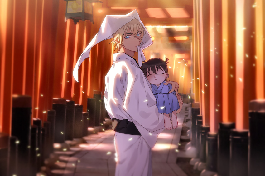 2boys amuro_tooru bangs barefoot biting biting_clothes black_sash blonde_hair blue_eyes blue_kimono blurry brown_hair carrying child child_carry closed_eyes commentary_request depth_of_field edogawa_conan feet fushimi_inari_taisha hair_between_eyes height_difference japanese_clothes k_(gear_labo) kimono lamp long_sleeves looking_at_viewer looking_back male_focus meitantei_conan mouth_hold multiple_boys multiple_torii no_eyewear obi real_world_location sash short_hair standing toenails toes torii white_headwear white_kimono