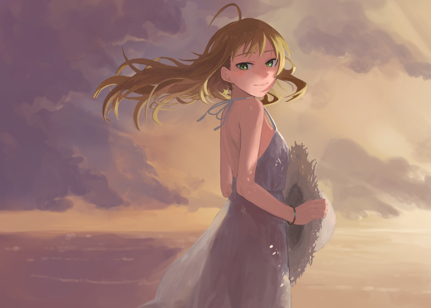 1girl ahoge backless_dress backless_outfit bare_shoulders blonde_hair bracelet clouds dress earrings epitaph_(1122) gradient gradient_background green_eyes halter_dress halterneck hat hat_removed headwear_removed highres holding holding_clothes holding_hat horizon hoshii_miki idolmaster idolmaster_(classic) jewelry looking_at_viewer looking_back no_bra ocean smile solo straw_hat sunset white_dress