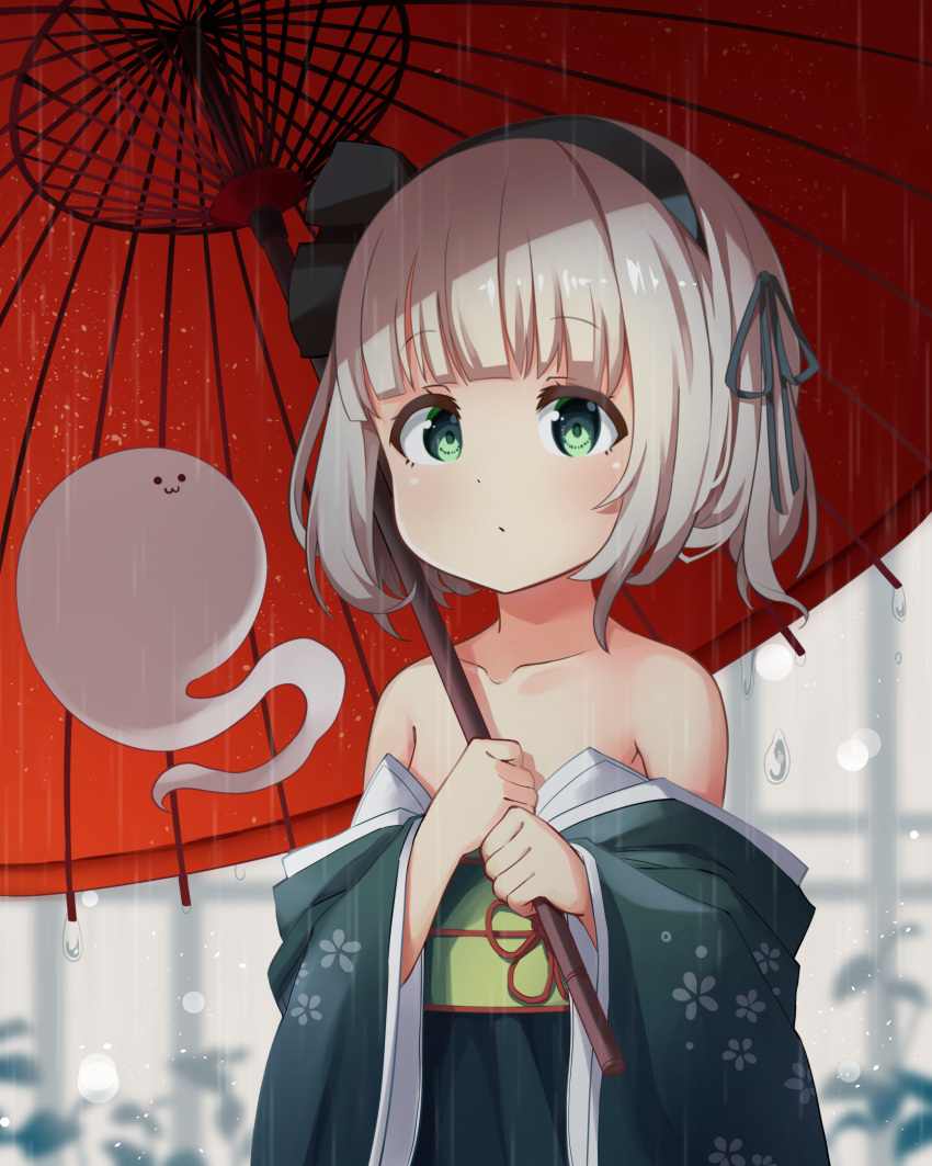 1girl :3 alternate_costume bangs bare_shoulders black_hairband blurry blurry_background closed_mouth eyebrows_visible_through_hair green_eyes green_kimono hairband highres holding holding_umbrella japanese_clothes kimono konpaku_youmu konpaku_youmu_(ghost) looking_at_viewer obi outdoors pegashi rain red_umbrella sash short_hair silver_hair solo touhou umbrella upper_body wide_sleeves