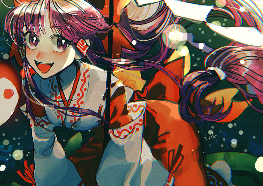 1girl bow commentary_request dark_background gohei hair_bow hair_tubes hakurei_reimu hakurei_reimu_(pc-98) highres japanese_clothes kimono leaning_forward long_hair long_sleeves looking_at_viewer low-tied_long_hair open_mouth orb purple_hair red_bow red_skirt sizuo_1997619 skirt smile solo touhou touhou_(pc-98) very_long_hair violet_eyes white_kimono wide_sleeves yin_yang yin_yang_orb