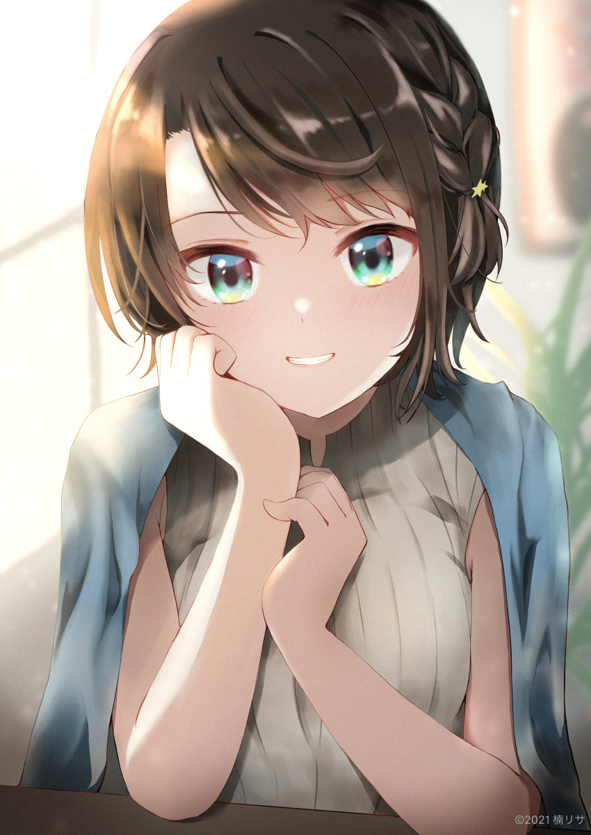 1girl 2021 absurdres arm_rest artist_name bangs blurry blurry_background braid brown_hair commentary_request day depth_of_field eyebrows_visible_through_hair green_eyes grey_shirt grin hair_ornament hand_up head_rest highres hololive indoors kusunoki_r looking_at_viewer oozora_subaru picture_(object) picture_frame plant shiny shiny_hair shirt short_hair side_braid sleeveless sleeveless_shirt smile solo star_(symbol) star_hair_ornament striped striped_shirt sunlight swept_bangs virtual_youtuber window