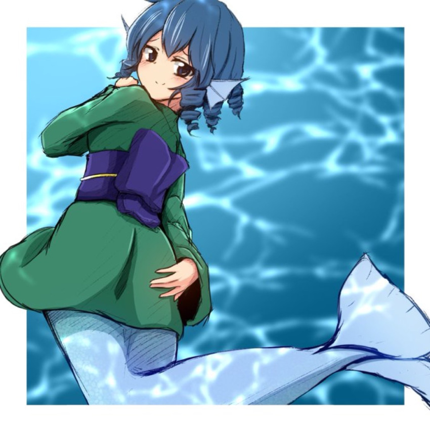 1girl blue_hair closed_mouth drill_hair drill_locks fish_tail from_behind green_kimono hand_on_own_ass head_fins ikusu_(ikustasy) japanese_clothes kimono kneeless_mermaid long_sleeves looking_at_viewer looking_back medium_hair mermaid monster_girl smile solo tail touhou wakasagihime