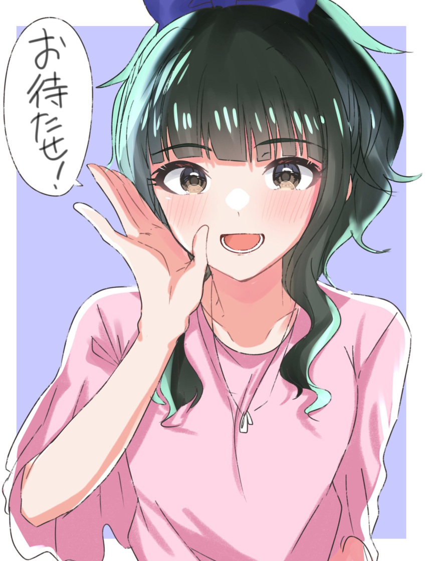 1girl :o arm_up blush bow collarbone cropped_background eyebrows_visible_through_hair fujii_tomo green_hair hair_bow hair_ornament hand_on_own_cheek hand_on_own_face highres idolmaster idolmaster_cinderella_girls jewelry looking_at_viewer mitsuki_(ayanop1111) necklace pink_shirt ponytail shirt short_sleeves simple_background solo speech_bubble translated upper_body wavy_hair wide_sleeves