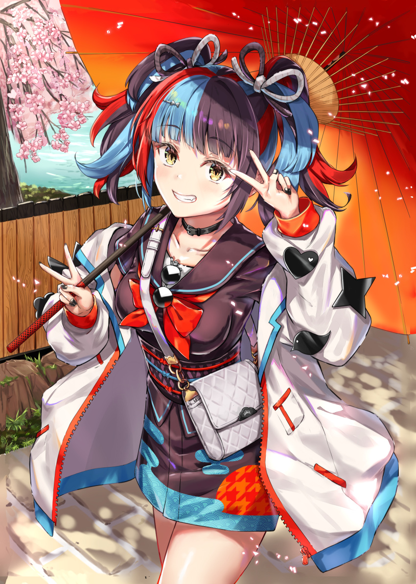 1girl bangs black_choker black_hair black_kimono black_nails blue_hair chacha_zo cherry_blossoms choker collarbone commentary_request day eyebrows_visible_through_hair fate/grand_order fate_(series) fence grin highres jacket japanese_clothes kimono looking_at_viewer multicolored_hair nail_polish obi obijime oil-paper_umbrella outdoors redhead sailor_collar sash sei_shounagon_(fate) short_kimono short_twintails smile solo standing streaked_hair teeth tree twintails umbrella v walking water white_jacket yellow_eyes