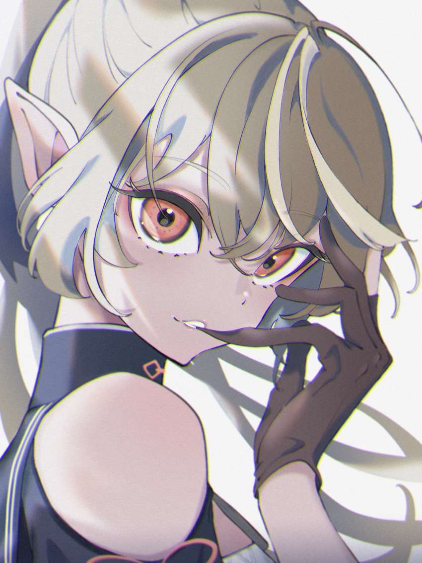 1girl bangs biting blonde_hair clothing_cutout dark_skin dark-skinned_female elf eyebrows_visible_through_hair eyeshadow floating_hair glove_biting glove_pull gloves highres hololive long_hair looking_at_viewer makeup natsume_hinako orange_eyes orange_eyeshadow parted_lips partially_fingerless_gloves pointy_ears ponytail shiranui_flare shoulder_cutout shoulders smile solo tied_hair upper_body virtual_youtuber