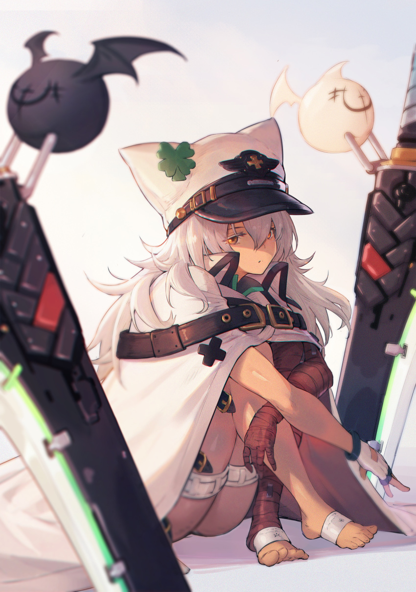 1girl absurdres bandaged_arm bandaged_leg bandages barefoot breasts cape dark_skin dark-skinned_female feet guilty_gear guilty_gear_strive highres looking_at_viewer medium_hair orange_eyes platinum_blonde_hair ramlethal_valentine short_shorts shorts single_bare_leg sitting solo sword thigh_strap weapon white_cape white_headwear white_shorts xian_yu_mo_ren