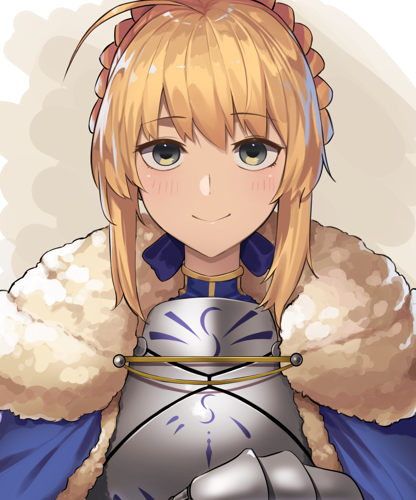 1girl absurdres ahoge armor artoria_pendragon_(all) blonde_hair blue_ribbon blush braid breastplate cape fate/stay_night fate_(series) french_braid fur-trimmed_cape fur_trim gauntlets green_eyes highres looking_at_viewer ribbon saber sefile smile solo upper_body