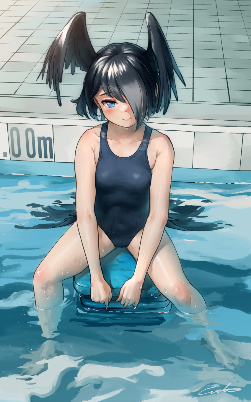 1girl absurdres bangs bare_legs barefoot black_hair black_swimsuit blue_eyes collarbone commentary_request full_body hair_over_one_eye head_wings highres jungle_crow_(kemono_friends) kemono_friends kickboard looking_at_viewer one-piece_swimsuit pool short_hair signature sitting smile solo swimsuit tail tile_floor tiles water water_drop welt_(kinsei_koutenkyoku)