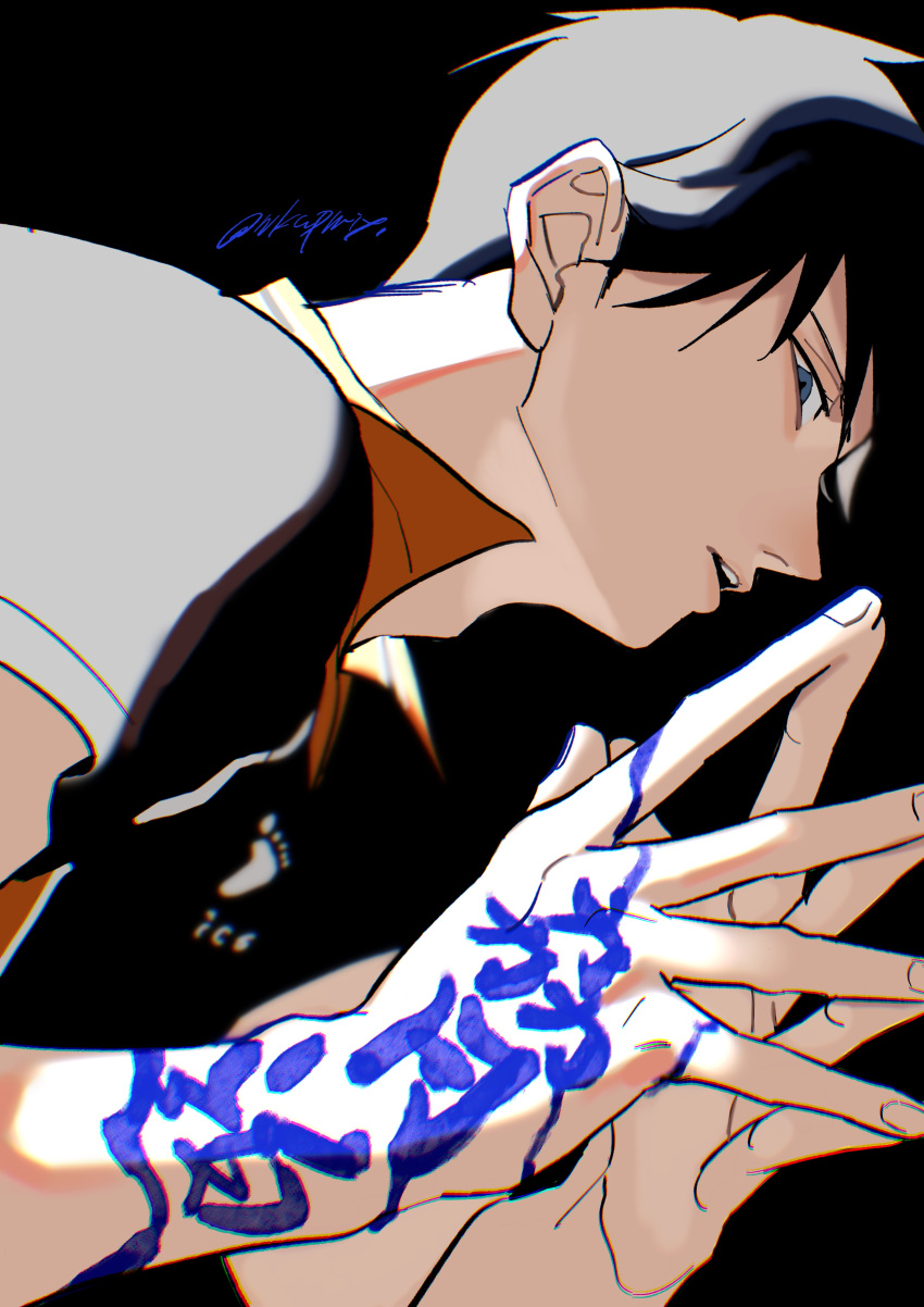 1boy absurdres anaglyph bangs black_background black_hair blue_eyes blurry body_writing fingers_together haikyuu!! highres kageyama_tobio looking_at_viewer lovemaronmeru0827 male_focus open_mouth profile short_hair simple_background solo sportswear twitter_username upper_body volleyball_uniform