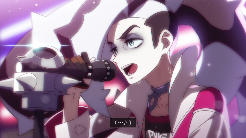 1boy bangs black_hair collarbone commentary_request eyeshadow gloves green_eyes grey_eyeshadow gym_leader holding holding_microphone jacket kagio_(muinyakurumi) long_hair makeup male_focus microphone multicolored_hair musical_note open_mouth piers_(pokemon) pokemon pokemon_(game) pokemon_swsh singer smile solo spikemuth subtitled sweat teeth tongue two-tone_hair upper_body white_hair white_jacket