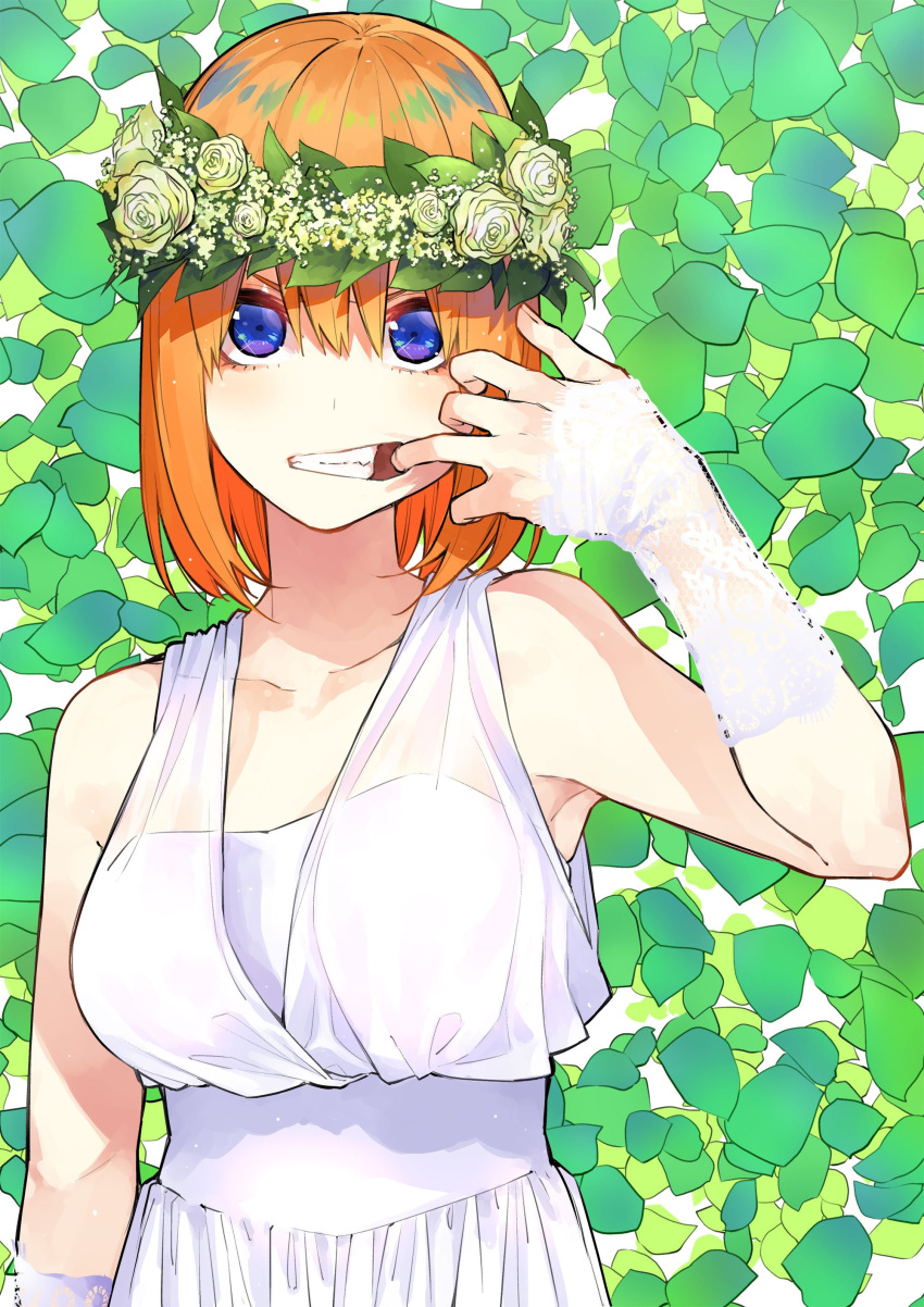 absurdres arm_up bangs bare_shoulders breasts collarbone commentary_request dress finger_in_mouth fingernails flower go-toubun_no_hanayome green_background hair_between_eyes hair_flower hair_ornament haruba_negi highres leaf looking_at_viewer nakano_yotsuba official_art open_mouth orange_hair short_hair simple_background sleeveless sleeveless_dress upper_body white_dress