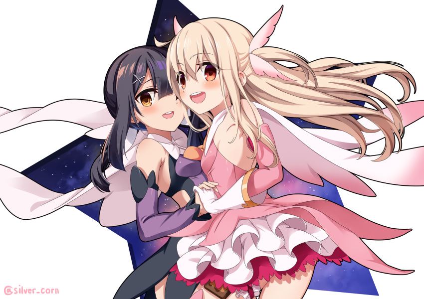 2girls :d bangs bare_shoulders black_hair blonde_hair blush breasts cape commentary detached_sleeves elbow_gloves eyebrows_visible_through_hair eyes_visible_through_hair fate/kaleid_liner_prisma_illya fate_(series) gloves hair_between_eyes hair_ornament highres holding_hands illyasviel_von_einzbern interlocked_fingers long_hair magical_girl miyu_edelfelt morokoshi_(tekku) multiple_girls open_mouth red_eyes simple_background sleeveless small_breasts smile twitter_username two_side_up upper_teeth white_background white_gloves x_hair_ornament yellow_eyes