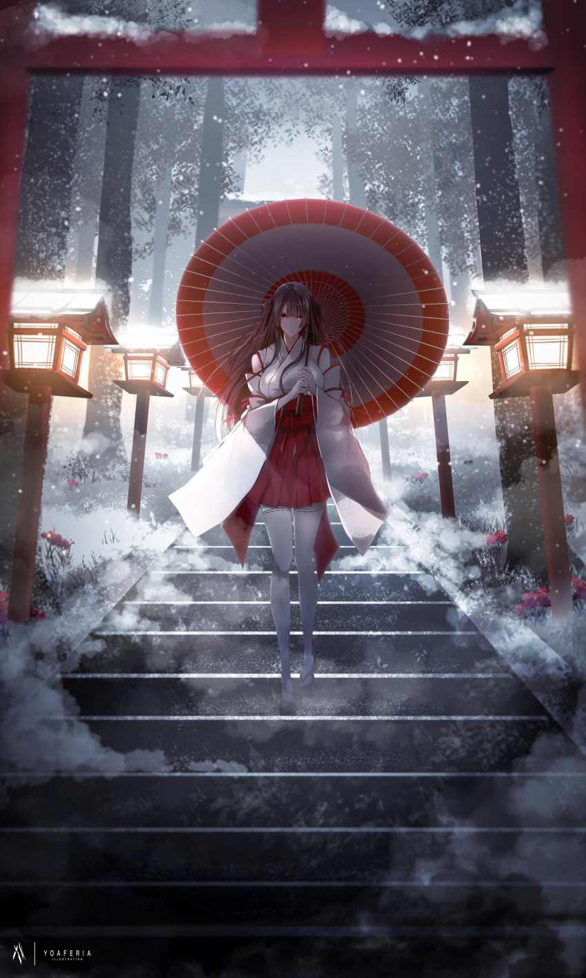 1girl bare_shoulders belt black_hair breasts clogs full_body hair_ribbon highres holding holding_umbrella japanese_clothes kimono lantern legs long_hair looking_at_viewer miko new_year original red_eyes ribbon shrine skirt snow snowing solo stairs thigh-highs torii tree umbrella white_legwear yoaferia