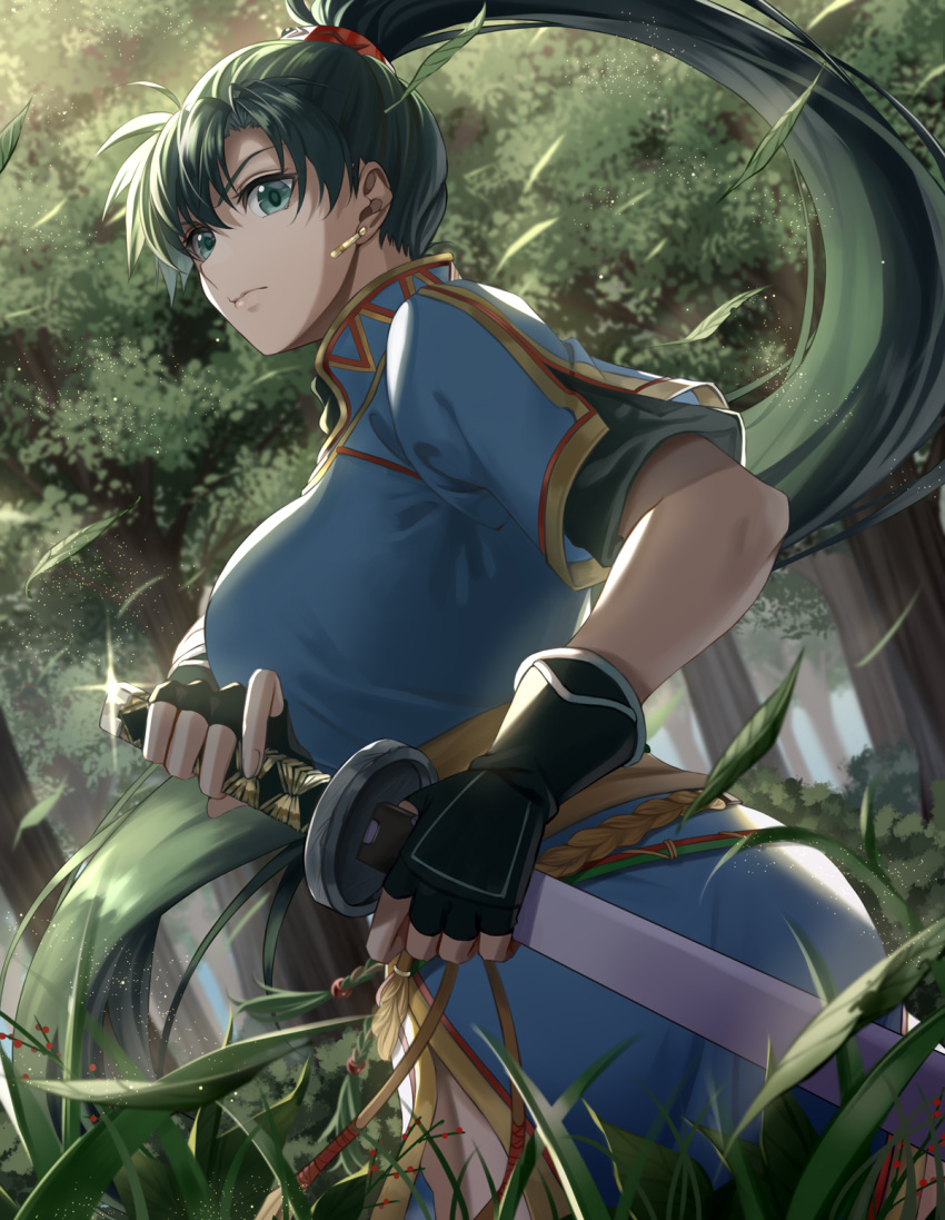 1girl bangs closed_mouth delsaber earrings fingerless_gloves fire_emblem fire_emblem:_the_blazing_blade fire_emblem_heroes gloves green_eyes green_hair high_ponytail highres holding holding_sword holding_weapon jewelry long_hair lyn_(fire_emblem) outdoors pelvic_curtain ponytail side_slit sword tree tree_trunk weapon