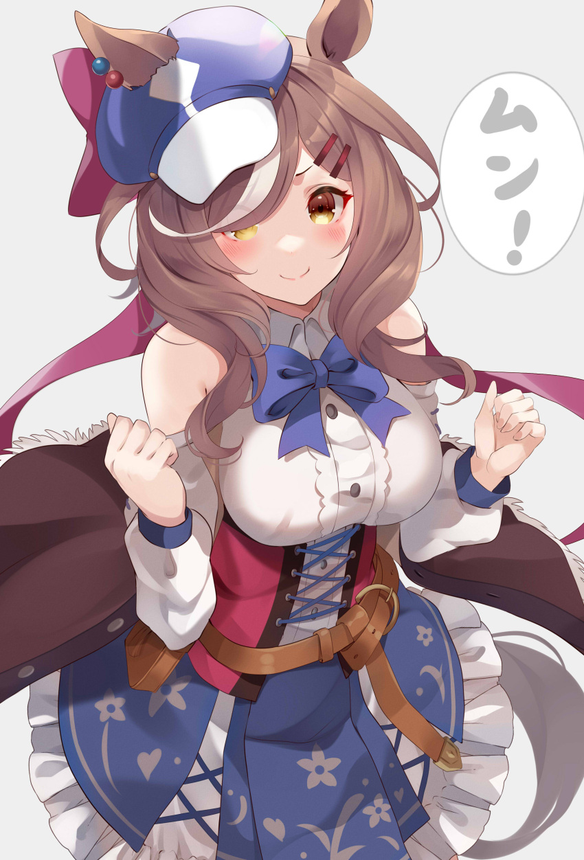 1girl absurdres animal_ears bare_shoulders belt blue_bow blue_neckwear blush bow bowtie breasts brown_hair ears_through_headwear grey_background hair_ornament hair_over_one_eye hairclip hat highres horse_ears horse_girl kujou_ichiso large_breasts long_hair long_sleeves looking_at_viewer matikane_tannhauser multicolored_hair simple_background smile solo streaked_hair umamusume upper_body white_hair yellow_eyes