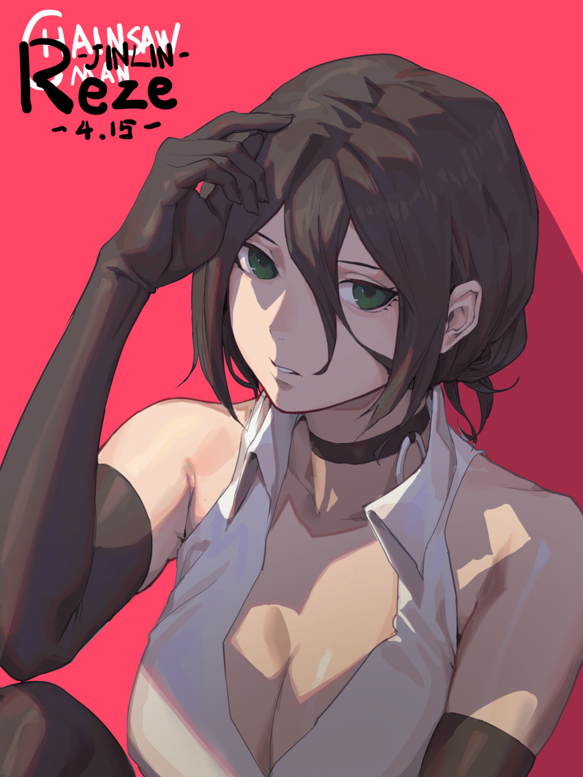 1girl absurdres bangs black_gloves black_hair black_legwear breasts elbow_gloves gloves green_eyes hair_between_eyes highres jewelry jinlin looking_at_viewer necklace open_clothes open_shirt red_background reze_(chainsaw_man) shirt short_hair simple_background solo upper_body
