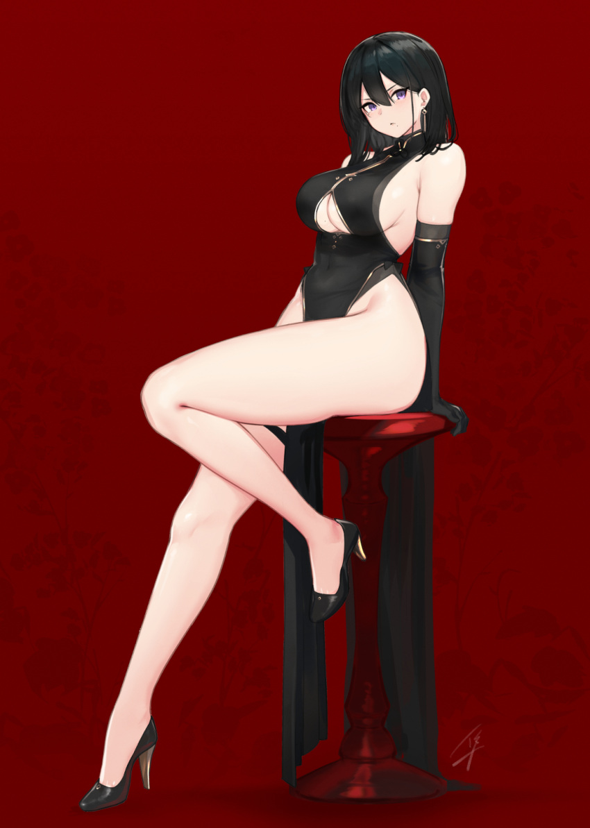 1girl black_dress black_footwear black_gloves black_hair breasts dress elbow_gloves full_body gloves hair_between_eyes hayabusa highres large_breasts legs long_hair looking_at_viewer original red_background shoes signature simple_background sitting solo thick_thighs thighs under_boob violet_eyes