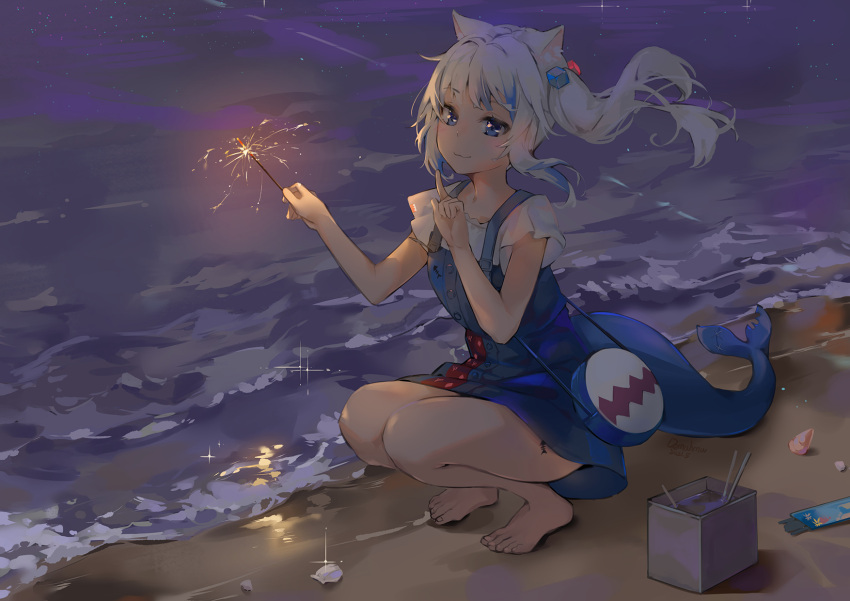 1girl animal_ears bag barefoot beach blue_dress blue_eyes blue_hair cat_ears closed_mouth commentary dema_hmw dress fireworks fish_tail full_body gawr_gura glint hair_cubes hair_ornament hands_up highres holding hololive hololive_english index_finger_raised multicolored_hair night ocean outdoors sand seashell senkou_hanabi shark_tail shell shirt short_sleeves shoulder_bag side_ponytail sleeveless sleeveless_dress smile solo sparkler squatting streaked_hair tail virtual_youtuber water white_hair white_shirt