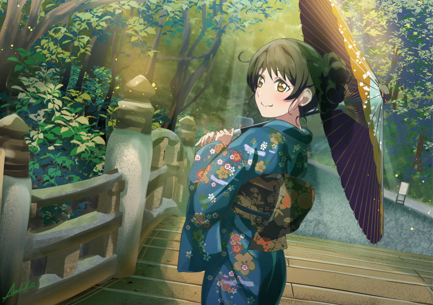 1girl absurdres al_aoi_aoba black_hair blue_kimono bridge brown_eyes closed_mouth commentary_request hair_up hazuki_ren highres holding holding_umbrella huge_filesize japanese_clothes kimono looking_to_the_side love_live! love_live!_superstar!! obi oil-paper_umbrella sash smile solo tree umbrella upper_body