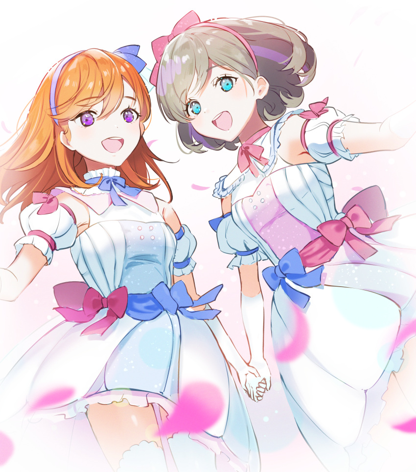 2girls absurdres akaike bare_shoulders blue_bow blue_eyes bow commentary_request detached_sleeves dress elbow_gloves gloves grey_hair hand_up hands_together highres huge_filesize love_live! love_live!_superstar!! medium_hair multiple_girls open_mouth orange_hair puffy_short_sleeves puffy_sleeves shibuya_kanon short_hair short_sleeves smile tang_keke thigh-highs upper_teeth white_dress white_gloves white_legwear