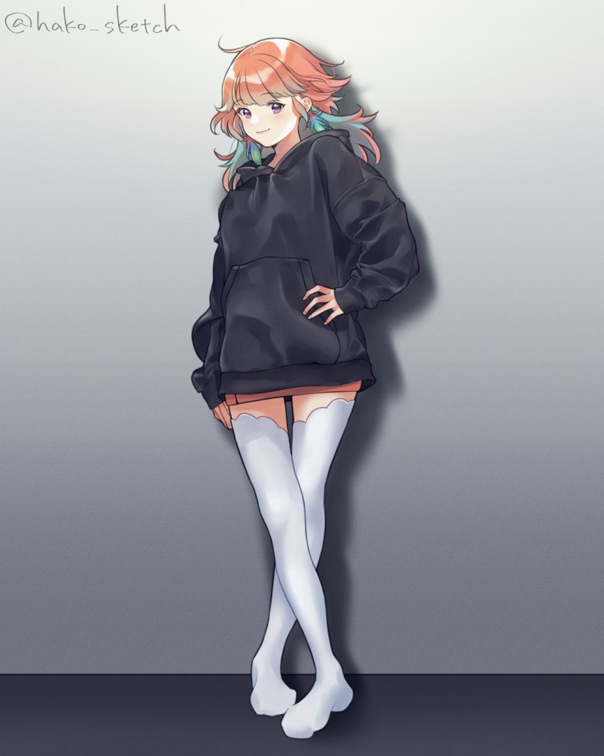 1girl alternate_costume black_hoodie blush closed_mouth commentary crossed_legs eyebrows_visible_through_hair feathers full_body gradient gradient_background grey_background hako_sketch hand_on_hip highres hololive hololive_english hood hoodie light_blue_hair looking_at_viewer medium_hair multicolored_hair orange_hair simple_background smile solo standing takanashi_kiara thigh-highs twitter_username two-tone_hair violet_eyes virtual_youtuber watson_cross white_legwear zettai_ryouiki