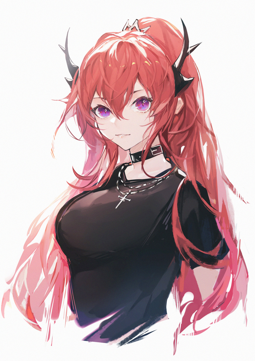 1girl arknights bangs black_shirt breasts cropped_torso fanshu grey_background grin hair_between_eyes highres horns jewelry large_breasts long_hair looking_at_viewer necklace official_alternate_costume parted_lips redhead shirt simple_background smile solo surtr_(arknights) surtr_(liberte_echec)_(arknights) upper_body very_long_hair violet_eyes