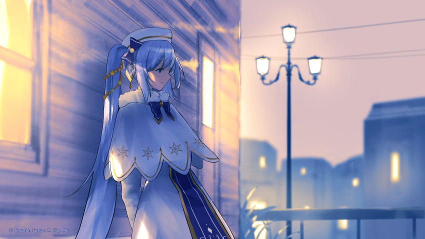 1girl beret blue_bow blue_eyes blue_hair bow capelet christmas_lights commentary_request dress fur_collar fur_trim goroku hair_bow hat hatsune_miku highres lamppost long_hair long_sleeves night official_art outdoors solo twintails very_long_hair vocaloid white_capelet white_dress white_headwear yuki_miku yuki_miku_(2021)