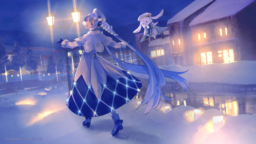1girl animal beret blue_bow blue_eyes blue_gloves blue_hair blue_skirt bow capelet christmas_lights commentary_request dress frilled_sleeves frills fur_collar fur_trim glint gloves goroku hair_bow hat hatsune_miku highres lamppost long_hair long_sleeves looking_at_viewer looking_back night official_art outdoors rabbit skirt snow solo_focus twintails very_long_hair vocaloid white_capelet white_dress white_headwear yuki_miku yuki_miku_(2021)