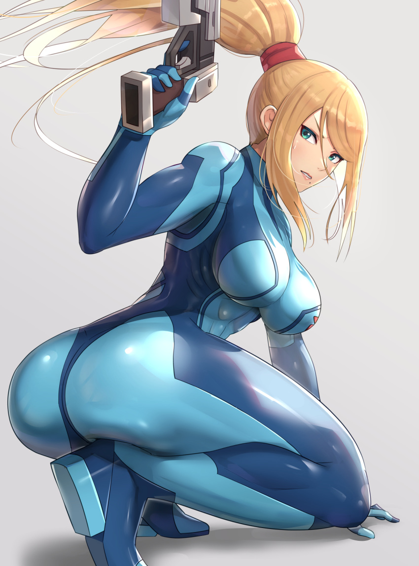 1girl absurdres arm_support ass blonde_hair blue_bodysuit bodysuit breasts commentary gonzarez green_eyes grey_background gun highres holding holding_gun holding_weapon kneeling large_breasts long_hair looking_at_viewer metroid mole mole_under_mouth parted_lips ponytail samus_aran sidelocks simple_background solo weapon