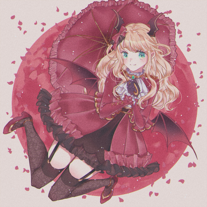 1girl bangs bat_wings blonde_hair bow brown_legwear chromatic_aberration circle closed_mouth cravat dress emerald_(gemstone) fang fang_out floral_print frilled_dress frilled_shirt_collar frilled_sleeves frilled_umbrella frills full_body garter_straps gold_trim green_eyes grey_background hair_bow hair_ornament hands_up haruhana_aya high_heels highres holding holding_umbrella knees_together_feet_apart layered_dress light_particles lolita_fashion long_hair long_sleeves looking_at_viewer low_wings official_alternate_costume own_hands_together petals print_legwear red_background red_bow red_dress red_footwear red_umbrella red_wings shiny shiny_hair shoes short_dress shoujo_kageki_revue_starlight shoujo_kageki_revue_starlight_-re_live- sidelocks sleeves_past_wrists smile solo thigh-highs two-tone_background umbrella vampire wavy_hair white_neckwear wing_hair_ornament wings yumeoji_shiori