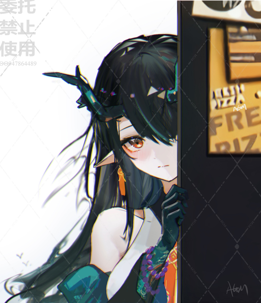 1girl arknights artist_name bangs bare_shoulders bead_bracelet beads black_gloves black_hair blurry blush bracelet closed_mouth detached_sleeves dusk_(arknights) gloves hair_over_one_eye hand_up highres horns jewelry long_hair looking_at_viewer messy_hair omone_hokoma_agm peeking_out pointy_ears red_eyes sidelocks solo tattoo upper_body