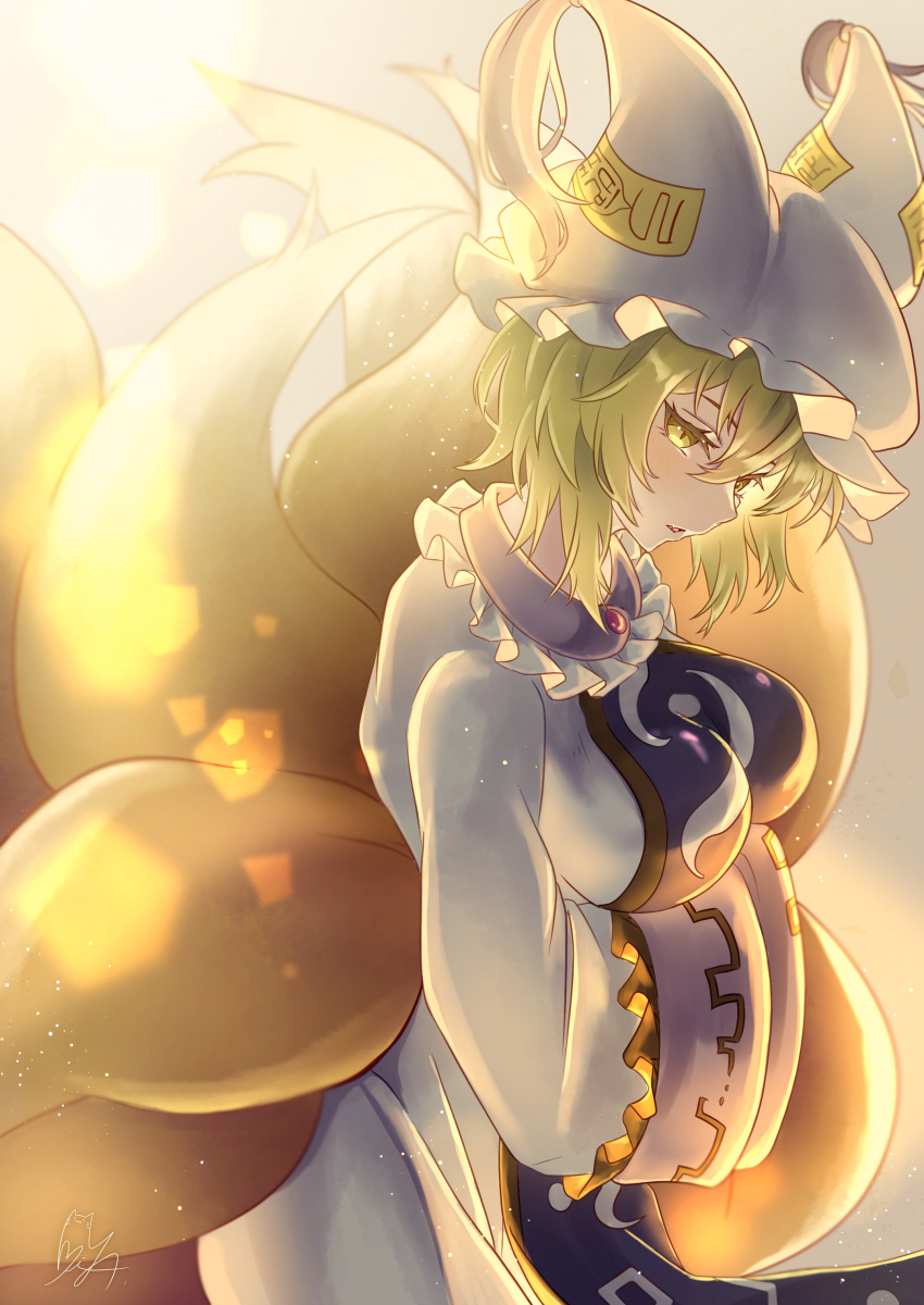 1girl absurdres animal_ears blonde_hair bloom blurry breasts depth_of_field dress fox_ears fox_tail from_side gold_trim grey_background hat highres large_breasts lens_flare light_blush light_smile multiple_tails pillow_hat profile simple_background solo tabard tail totomiya touhou upper_body white_dress yakumo_ran yellow_eyes
