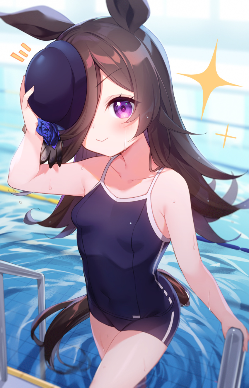1girl animal_ears arm_up bangs bare_arms bare_shoulders black_headwear blue_flower blue_rose blue_swimsuit blurry blurry_background blush breasts brown_hair closed_mouth commentary_request covered_navel depth_of_field eyebrows_visible_through_hair flower hair_over_one_eye hand_on_headwear hat hat_flower highres horse_ears horse_girl horse_tail long_hair notice_lines one-piece_swimsuit pool pool_ladder rice_shower_(umamusume) rose small_breasts smile solo sparkle swimsuit tail tilted_headwear tousaki_shiina umamusume very_long_hair violet_eyes water