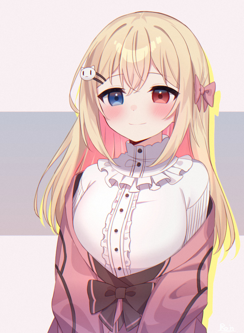 1girl bangs black_bow blonde_hair blue_eyes blush bow breasts cat_hair_ornament center_frills closed_mouth drop_shadow eyebrows_visible_through_hair frills grey_background hair_between_eyes hair_ornament hairclip heterochromia highres jacket long_hair medium_breasts multicolored_hair off_shoulder open_clothes open_jacket original pink_hair pink_jacket red_eyes roin shirt smile solo two-tone_hair upper_body white_shirt