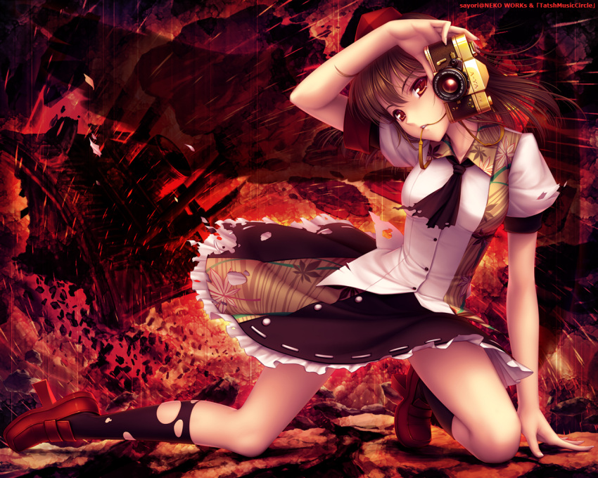 brown_hair camera geta hat kneehighs kneeling legs mouth_hold pose red_eyes sayori serious shameimaru_aya short_hair skirt solo tengu-geta tokin_hat torn_clothes touhou wallpaper wings