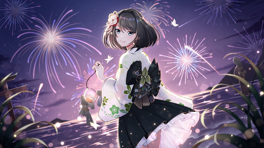1girl black_hair bug butterfly earrings eyebrows_visible_through_hair fireworks flower gate green_eyes hair_flower hair_ornament highres insect iori_(smc) japanese_clothes jewelry kimono looking_back night official_art pool sash smile super_mecha_champions water_balloon water_yoyo yukata