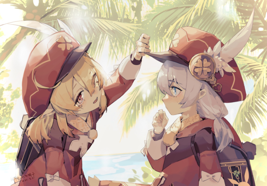 2girls backpack bag bangs blonde_hair blue_eyes clover cosplay crossover dress eye_contact genshin_impact hair_between_eyes hat hat_feather highres honkai_(series) honkai_impact_3rd klee_(genshin_impact) klee_(genshin_impact)_(cosplay) long_hair long_sleeves looking_at_another meiyou_jiaxin_de_binggan multiple_girls official_alternate_costume pointy_ears red_dress red_eyes red_headwear theresa_apocalypse white_hair