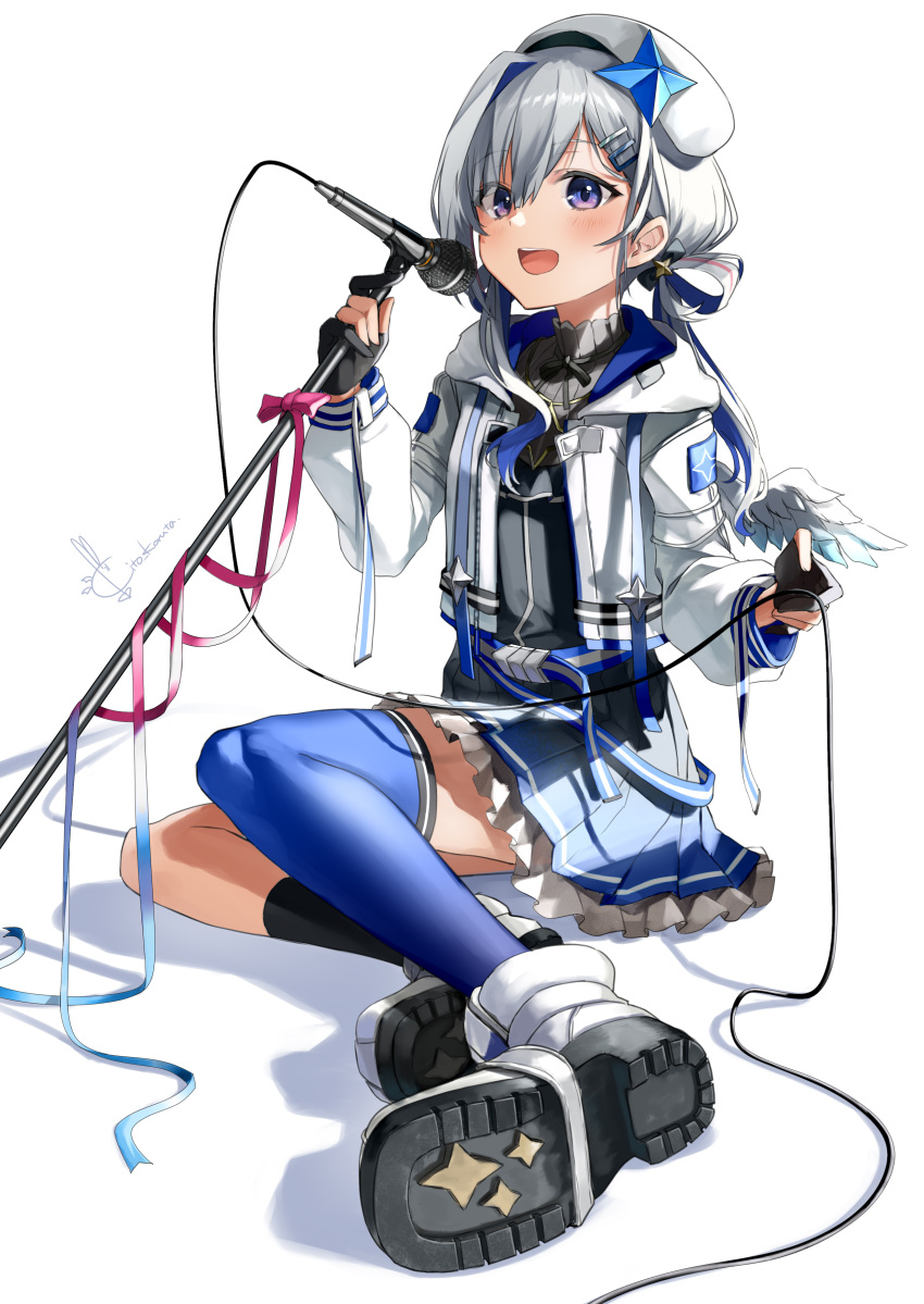 1girl absurdres amane_kanata angel_wings asymmetrical_legwear belt beret black_gloves black_legwear black_skirt blue_belt blue_hair blue_legwear blue_ribbon blush boots cable commentary eyebrows_visible_through_hair fingerless_gloves flat_chest full_body gloves grey_shirt hair_between_eyes hair_ornament hairclip hat highres holding holding_microphone_stand hololive hood hooded_jacket jacket kito_koruta medium_hair microphone microphone_stand miniskirt mismatched_legwear multicolored_hair off_shoulder official_alternate_costume open_clothes open_jacket open_mouth pink_hair pink_ribbon pleated_skirt ribbed_shirt ribbon shadow shirt signature silver_hair simple_background single_thighhigh skirt smile soles solo streaked_hair thigh-highs turtleneck twintails violet_eyes virtual_youtuber white_background white_footwear white_headwear white_jacket wings