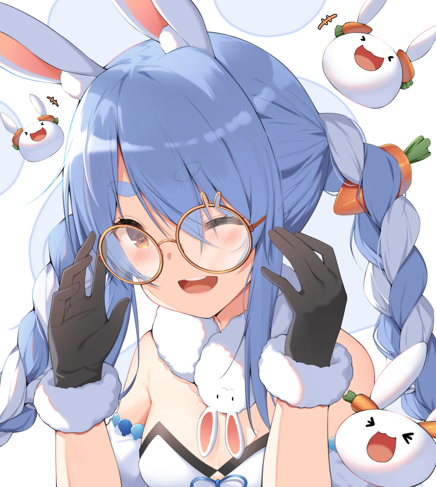 &gt;_&lt; +++ absurdres animal_ear_fluff animal_ears bangs bare_shoulders bespectacled black_gloves blue_hair blush braid breasts carrot_hair_ornament creature eyebrows_visible_through_hair food-themed_hair_ornament fur-trimmed_gloves fur_collar fur_trim glasses gloves hair_ornament hands_up highres hololive long_hair looking_at_viewer nekosama_shugyouchuu orange-framed_eyewear orange_eyes rabbit_ears round_eyewear small_breasts thick_eyebrows twin_braids upper_body usada_pekora virtual_youtuber white_hair