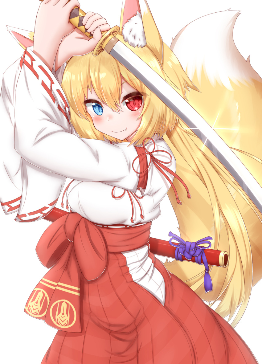 1girl animal_ear_fluff animal_ears arms_up bangs blonde_hair blue_eyes blush breasts closed_mouth commentary_request eyebrows_visible_through_hair fang fang_out fox_ears fox_girl fox_tail hair_between_eyes hakama heterochromia highres holding holding_sword holding_weapon horokusa_(korai) japanese_clothes katana kimono long_hair long_sleeves looking_at_viewer medium_breasts original red_eyes red_hakama simple_background smile solo sword tail tail_raised two-handed unsheathed very_long_hair weapon white_background white_kimono wide_sleeves