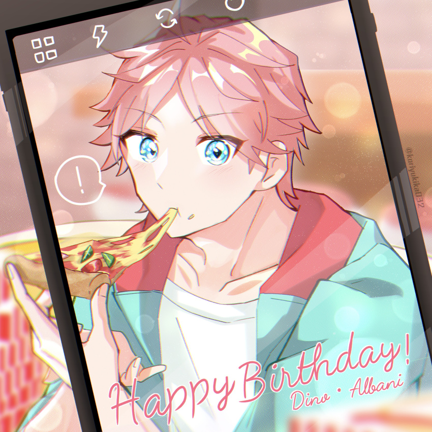 ! 1boy absurdres artist_name blue_eyes blurry blurry_background cellphone character_name dino_albani eating food happy_birthday helios_rising_heroes highres koriyukika032 looking_at_viewer male_focus phone pink_hair pizza short_hair sitting smartphone solo spoken_exclamation_mark upper_body