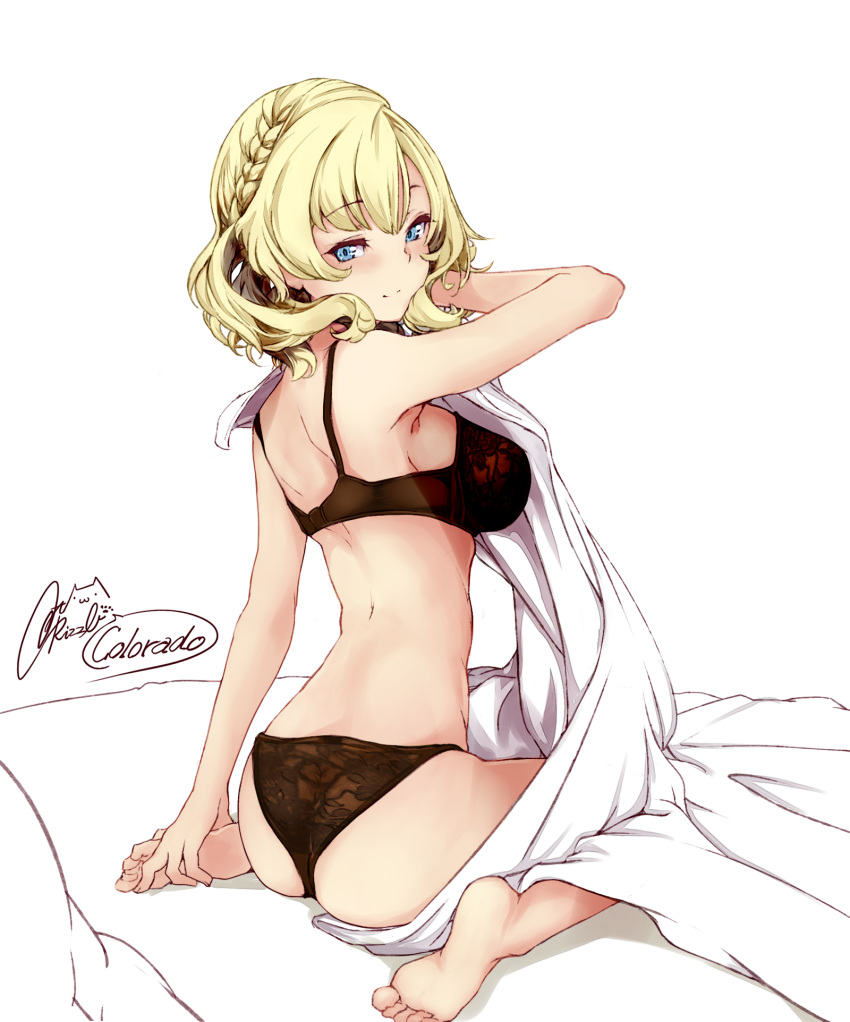 1girl ass bangs bare_arms bare_shoulders barefoot blonde_hair blue_eyes bra braid breasts brown_bra brown_panties closed_mouth colorado_(kancolle) commentary_request eyebrows_visible_through_hair hand_up highres kantai_collection looking_at_viewer looking_back medium_breasts panties pillow rizzl signature simple_background sitting smile soles solo underwear underwear_only wariza white_background
