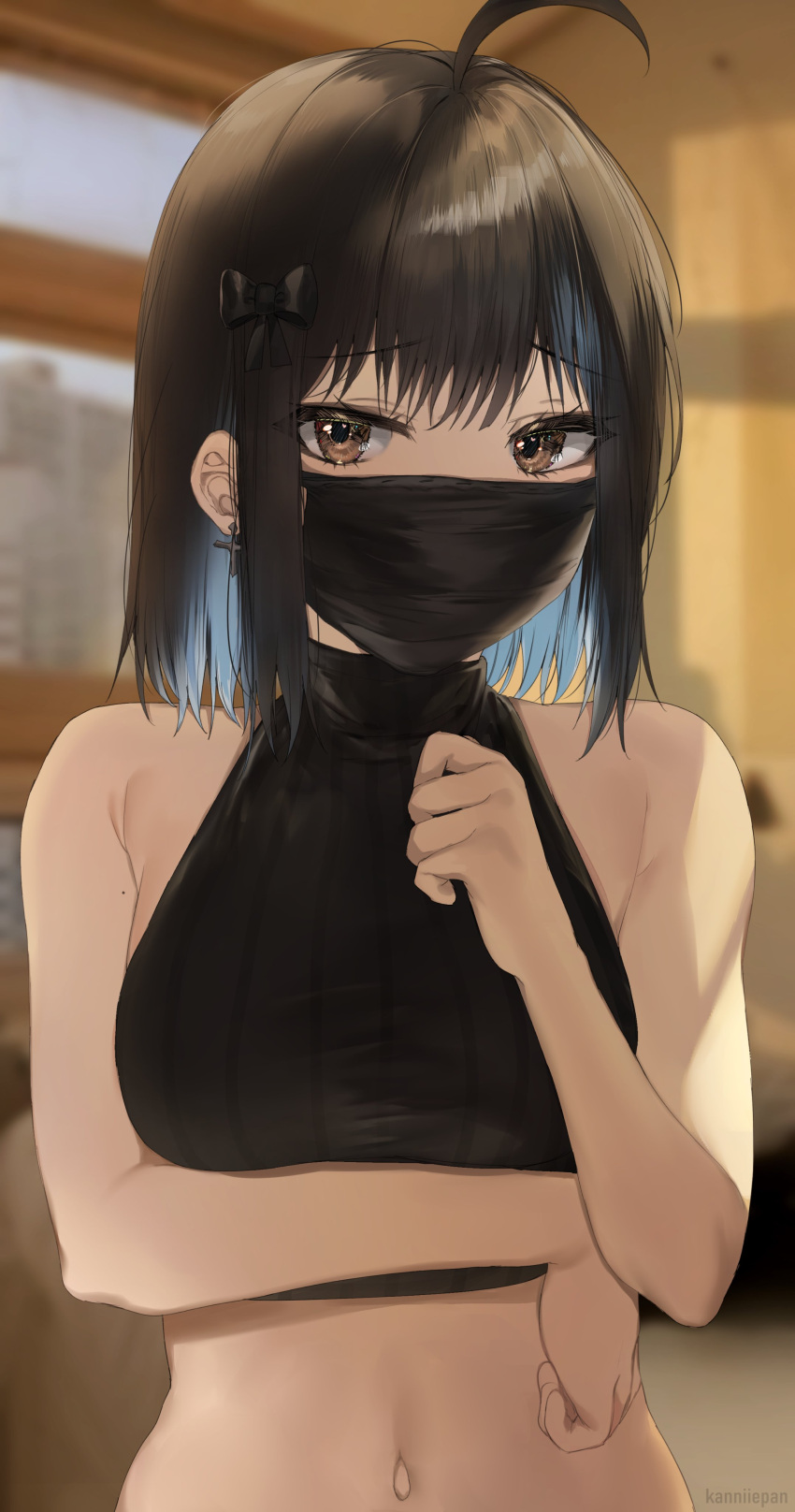 1girl absurdres ahoge bare_arms bare_shoulders black_hair black_shirt blurry blurry_background bow breast_hold breasts brown_eyes crop_top cross cross_earrings earrings hair_bow hand_up highres jewelry kanniiepan looking_at_viewer mask medium_breasts midriff mole mole_on_shoulder mouth_mask multicolored_hair navel original ribbed_shirt shirt short_hair sidelocks sleeveless sleeveless_shirt sleeveless_turtleneck solo stomach turtleneck two-tone_hair upper_body