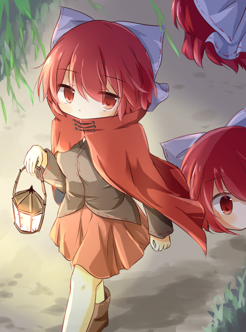 1girl bangs black_shirt blue_bow bow brown_footwear cloak commentary disembodied_head eyebrows_visible_through_hair from_above hair_bow highres holding holding_lantern lantern long_sleeves looking_at_viewer multiple_heads outdoors puchimirin red_eyes red_skirt redhead sekibanki sekibanki_day shirt short_hair skirt solo touhou walking