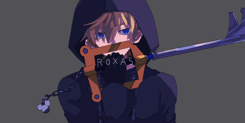 1boy black_coat_(kingdom_hearts) black_gloves blonde_hair blue_eyes character_name cloak drawstring gloves grey_background hair_between_eyes highres holding holding_weapon hood hood_up keyblade keychain kingdom_hearts kingdom_hearts_358/2_days kuromitsu_nyanko long_sleeves male_focus organization_xiii roxas short_hair simple_background solo upper_body weapon