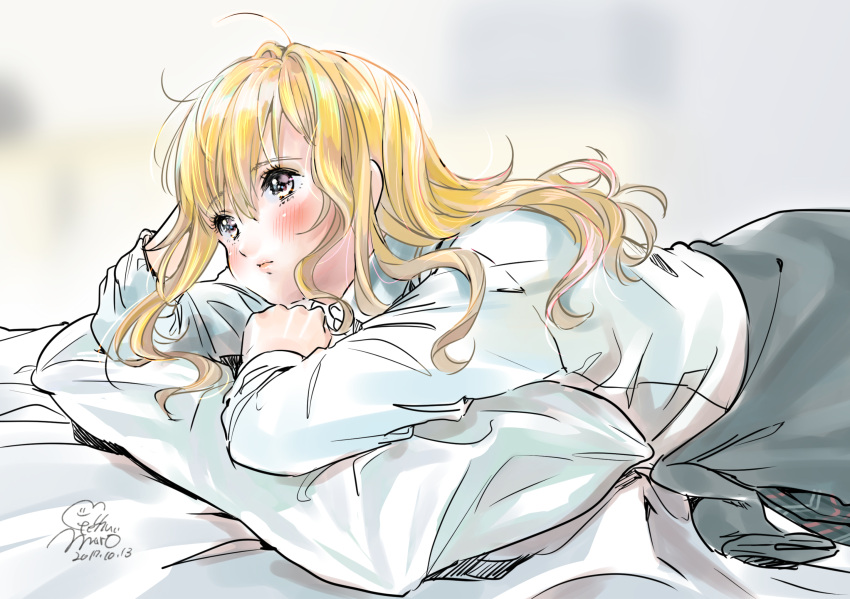 1girl blonde_hair blush closed_mouth clothes_around_waist dated geshumaro highres jacket jacket_around_waist long_hair long_sleeves lying on_bed on_stomach original pillow pink_eyes shirt signature simple_background solo white_background white_shirt