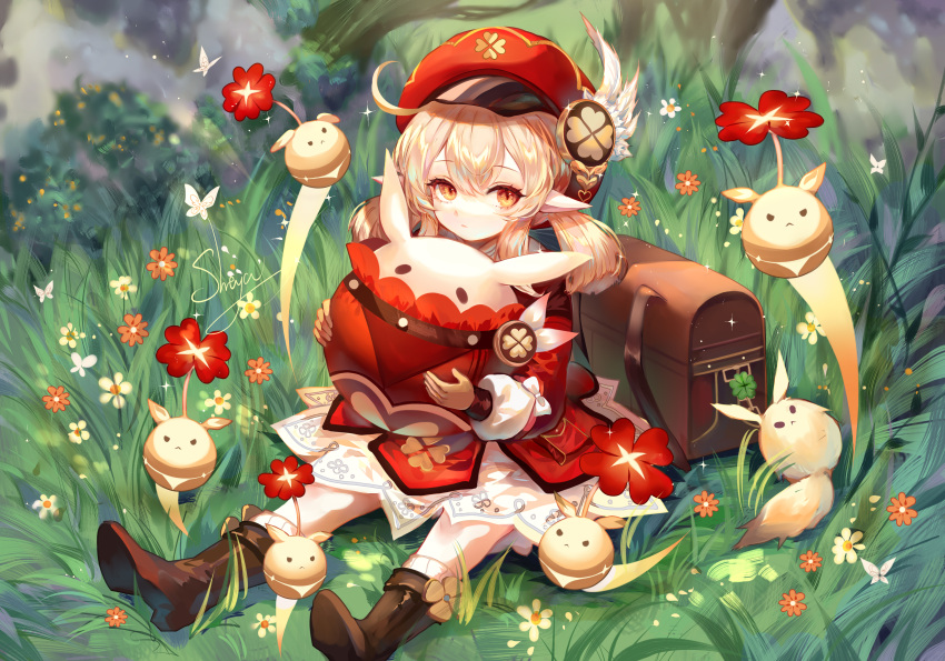 1girl absurdres artist_name backpack backpack_removed bag bangs blonde_hair boots brown_footwear cabbie_hat chinese_commentary commentary_request dress flower genshin_impact grass hat highres holding klee_(genshin_impact) long_hair long_sleeves looking_at_viewer petticoat pointy_ears red_dress red_headwear sheya short_dress signature sitting solo yellow_eyes