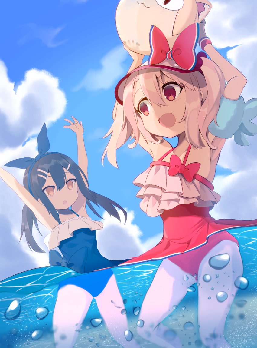 2girls absurdres armpits arms_up ball bangs bare_shoulders beachball black_hair blue_swimsuit bow breasts brown_eyes dress_swimsuit fate/grand_order fate/kaleid_liner_prisma_illya fate_(series) hair_ornament hair_ribbon hairclip highres hiiragi_ken illyasviel_von_einzbern illyasviel_von_einzbern_(swimsuit_archer)_(fate) inflatable_armbands long_hair looking_to_the_side miyu_edelfelt multiple_girls ocean one-piece_swimsuit open_mouth red_bow red_eyes red_swimsuit ribbon small_breasts smile swimsuit thighs twintails visor_cap wading water white_hair